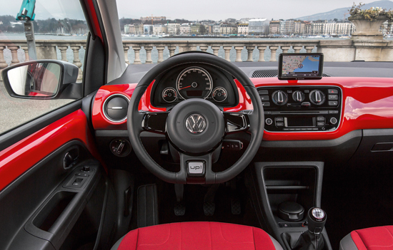 Vw UP! Cross 2013 Cockpit Amaturenbrett nahaufnahme Vw UP! Cross 2013 Cockpit Amaturenbrett nahaufnahme